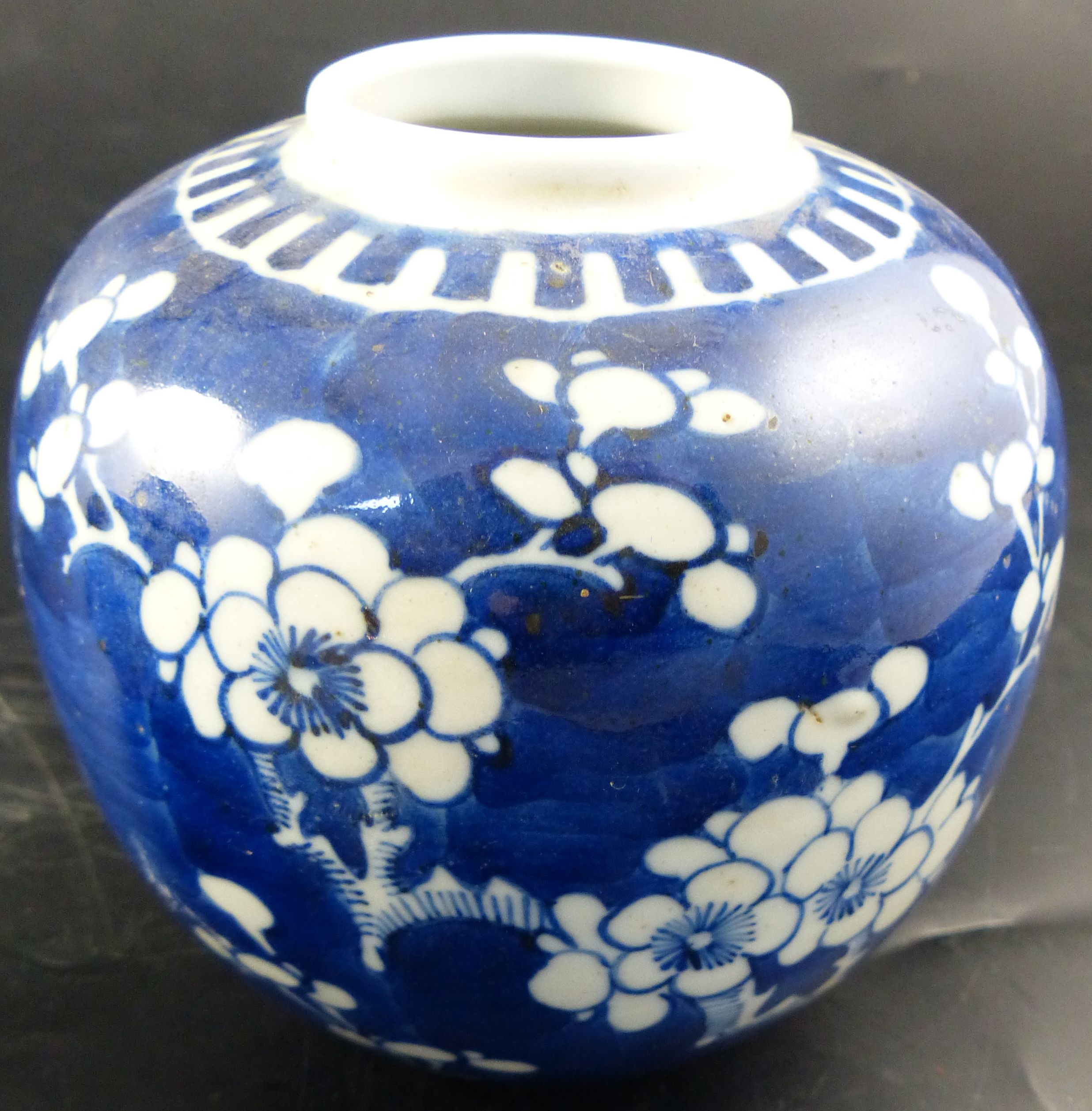 A pair of Chinese blue and white ginger jars, overall height 14cm